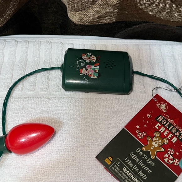 DISNEYPARKS EXCLUSIVE HOLIDAY GLOW LIGHT UP ANIMATED SINGING EARS NECKLACE NWT - Picture 3 of 10
